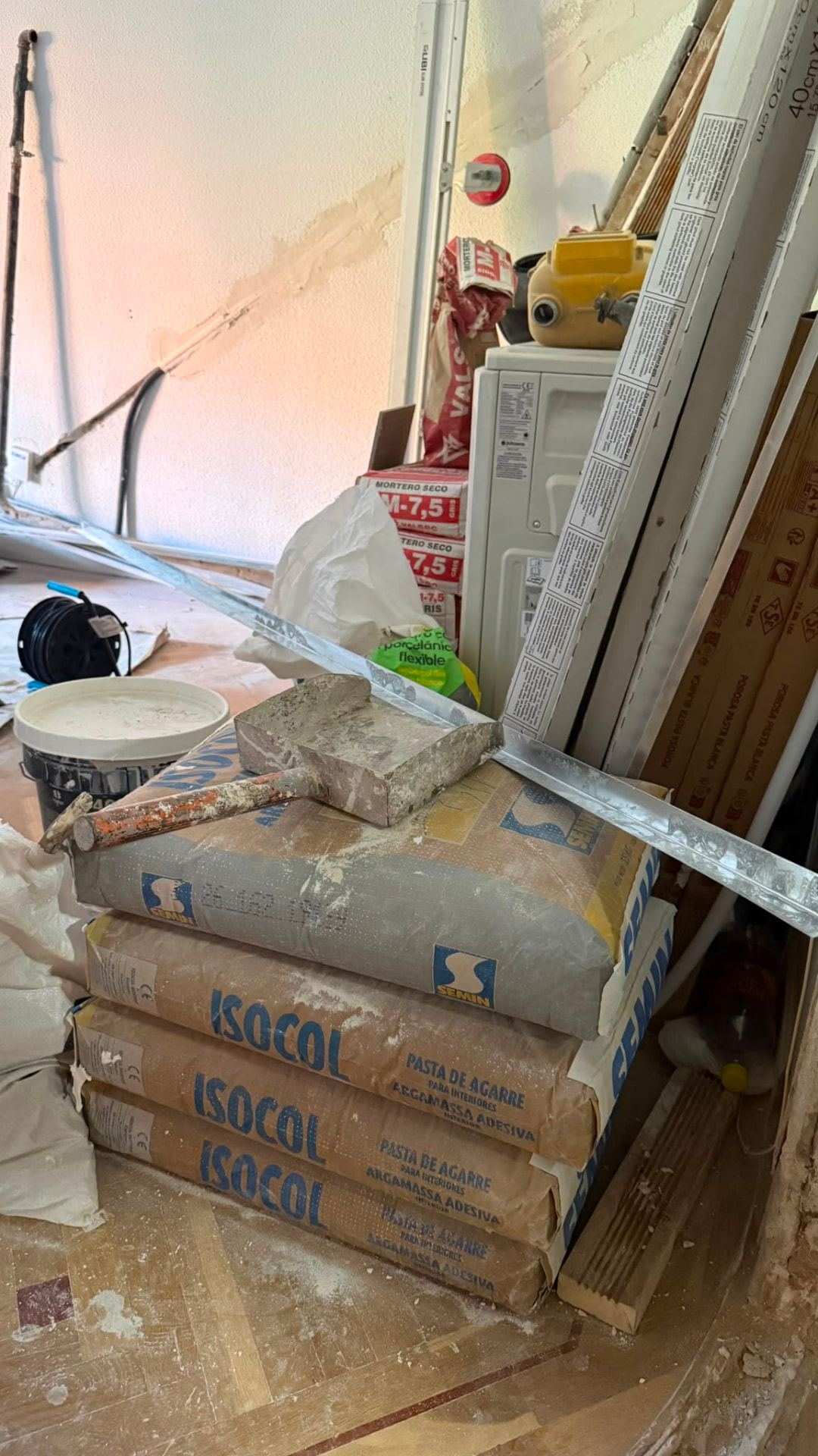 Materiales de obra preparados en una reforma de JL Reformas